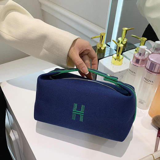 【美妆必备，轻松装载】时尚便捷化妆包，旅游洗漱必备。五金按扣舒适耐用，轻松整理收纳物品，大容量化妆品收纳。 商品图3