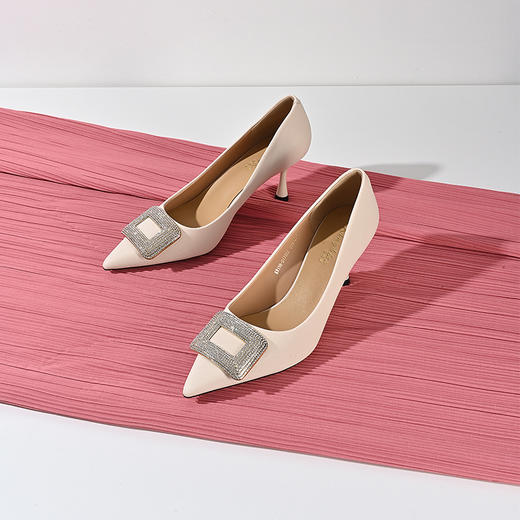 2024经典鲨春季女鞋新款猫跟7cm尖头浅口高跟单鞋KW198-D17051 商品图3