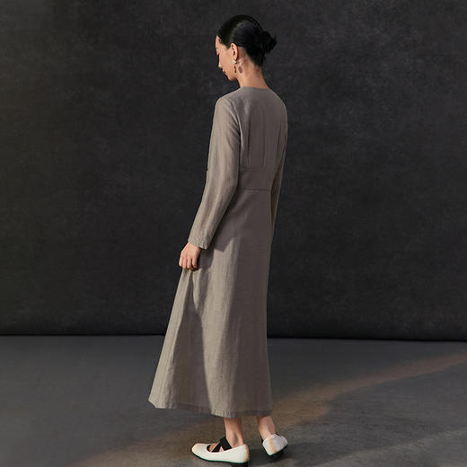 Famecoco新中式v领绣花连衣裙女士斜门襟a字百褶长裙FAC1FA034 商品图4