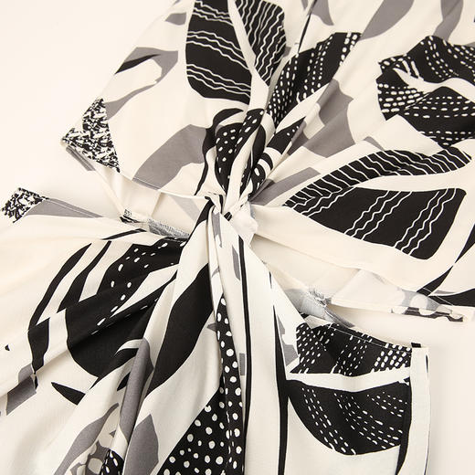 VIMAGE纬漫纪夏季新款洋气时尚收腰显瘦露腰无袖印花连衣裙V2107759 商品图3