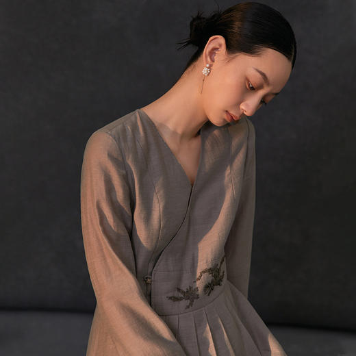 Famecoco新中式v领绣花连衣裙女士斜门襟a字百褶长裙FAC1FA034 商品图1