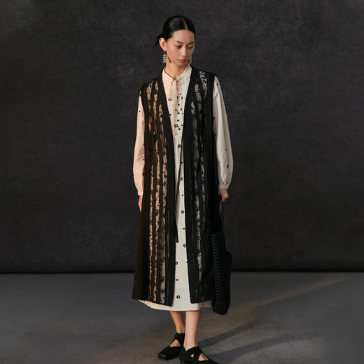 Famecoco复古浪漫绣花立领长裙女款长袖高腰连衣裙FAC1FA040 商品图3