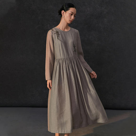 Famecoco新中式手工绣花连衣裙女士圆领宽松长袖长裙FAC1FA033 商品图0