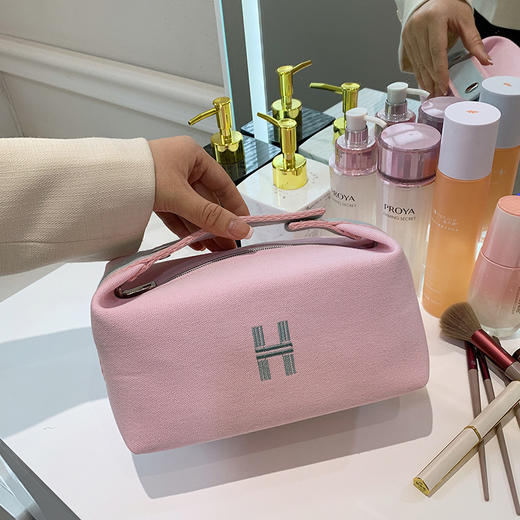 【美妆必备，轻松装载】时尚便捷化妆包，旅游洗漱必备。五金按扣舒适耐用，轻松整理收纳物品，大容量化妆品收纳。 商品图4