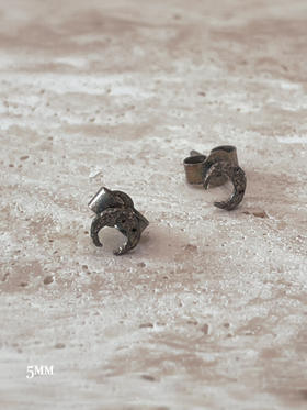 momoko｜6X5mm Micro Crescent Moon Studs [耳钉 2色可选]