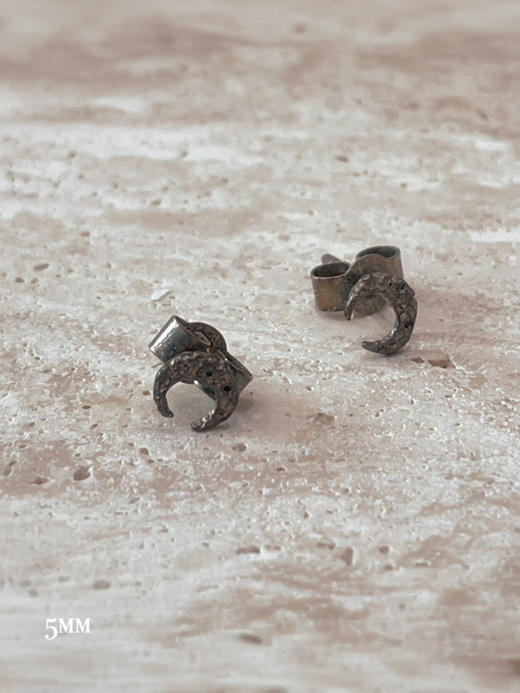 momoko｜6X5mm Micro Crescent Moon Studs [耳钉 2色可选] 商品图0