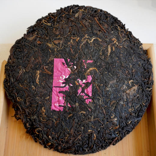 精选10年陈优质老原料 2013年下关茶厂飞台号老生茶  条索深色年份足  高品质纸箱装批次 干仓真品好口感 商品图3