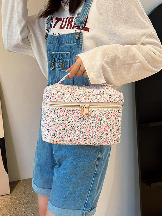 新款高颜值网红化妆包，大容量便携收纳，学生午餐保温袋！萌趣碎花配上简约设计，每天喜欢你！ 商品图3