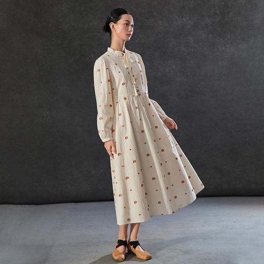 Famecoco复古浪漫绣花立领长裙女款长袖高腰连衣裙FAC1FA040 商品图5