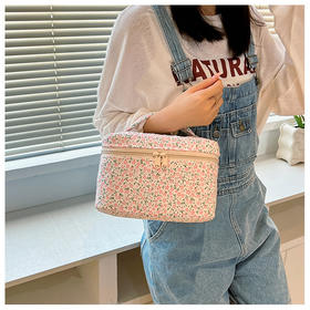 新款高颜值网红化妆包，大容量便携收纳，学生午餐保温袋！萌趣碎花配上简约设计，每天喜欢你！