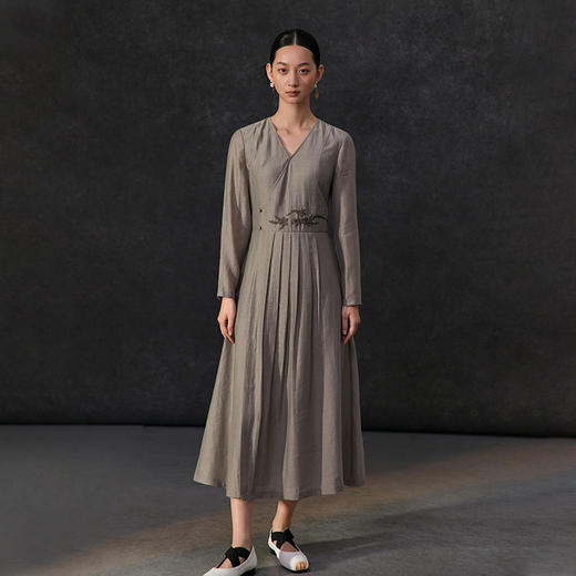 Famecoco新中式v领绣花连衣裙女士斜门襟a字百褶长裙FAC1FA034 商品图3