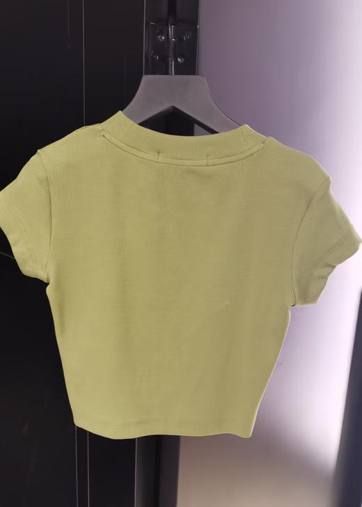 CK 短袖T恤女  J221171-L9N . 商品图4