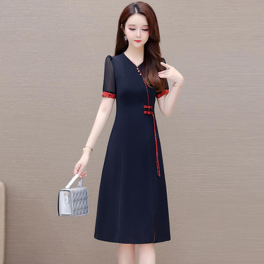 QYMOMS-YQA408-L2024年夏款中长款新中式国风优雅时尚连衣裙V领短袖气质修身A字裙 商品图1