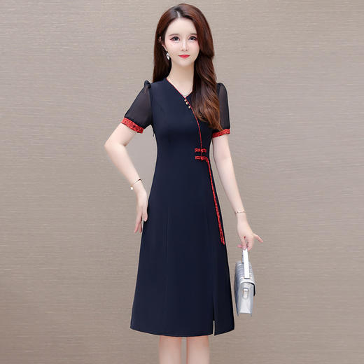 QYMOMS-YQA408-L2024年夏款中长款新中式国风优雅时尚连衣裙V领短袖气质修身A字裙 商品图2