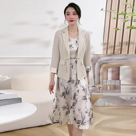 QYMXQD-11A2446-L-2024年春夏款印花中长款时尚内搭打底裙通勤修身显瘦小西装两件套 商品图0