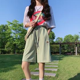 【穿出个性感！会吃肉的冰丝短裤！】显高显瘦舒适松紧腰围，透气亲肤舒适，版型宽松肌理清晰，穿起来舒适自如，斜口袋方便凹造型，长度的设计刚好，女夏季薄款新款阔腿运动短裤潮