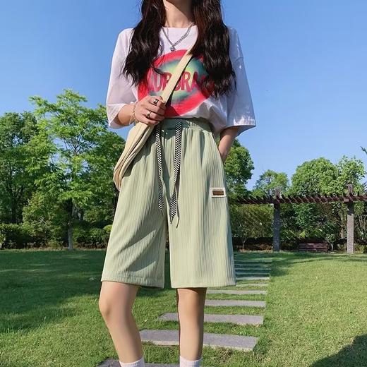 【穿出个性感！会吃肉的冰丝短裤！】显高显瘦舒适松紧腰围，透气亲肤舒适，版型宽松肌理清晰，穿起来舒适自如，斜口袋方便凹造型，长度的设计刚好，女夏季薄款新款阔腿运动短裤潮 商品图0