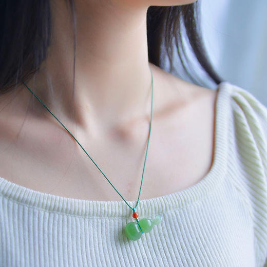 【经典】和田玉小葫芦吊坠 质地细腻 简约百搭 水润光滑 手感舒适 商品图3