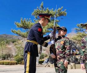 【十一单飞】4小时志愿时长，​首都少年国旗班,纠正仪态,坚毅品格,做最帅升旗手,三军仪仗队员亲自指导|6~14岁单飞
