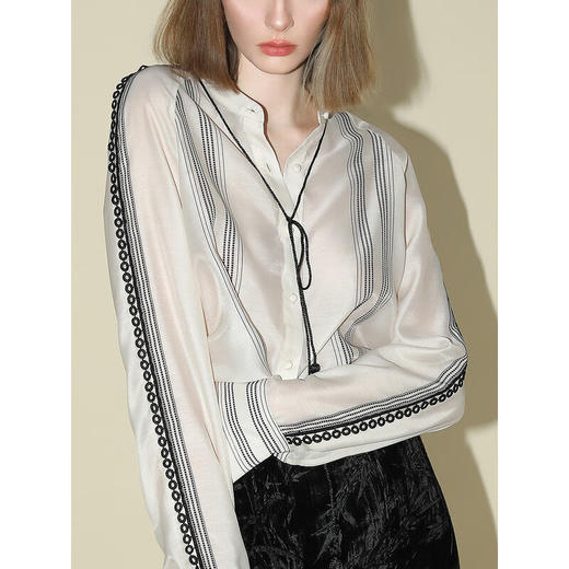 【秒杀】COCOBELLA新中式蕾丝拼接条纹衬衫女通勤立领长袖衬衣SR0015-2 商品图1