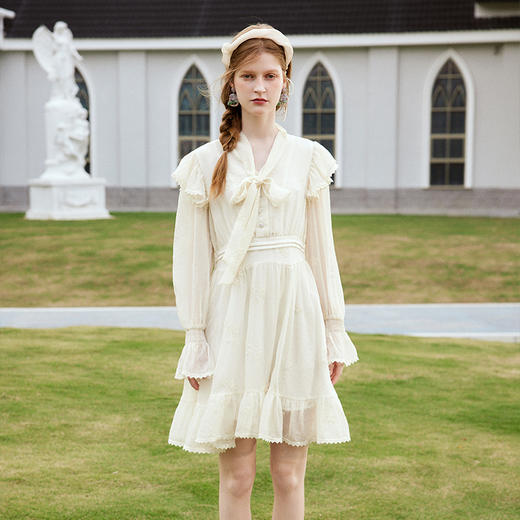 两三事月光岛绮旅2024夏季新款甜美绑带领荷叶边立体花纹连衣裙 商品图1