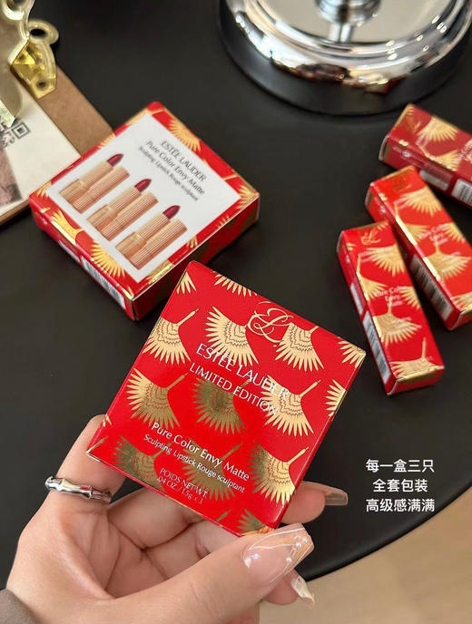 【品牌授权】雅诗兰黛绝色倾慕唇膏三件套 雅诗兰黛百褶小金管  限量版口红礼盒三大绝美色号#丝绒557红棕探戈#丝绒666迷橘曼波#丝绒699蓝调正红 商品图4