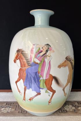珐琅彩国风仕女图瓷瓶《春风得意马蹄疾》