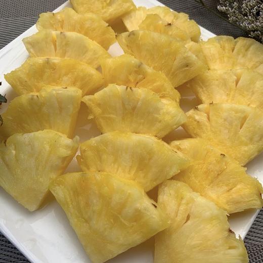 【海南有机金钻凤梨】金黄色的果肉，果香淡雅迷人， 果肉带来的甜蜜滋味 不涩口不麻嘴无需盐泡 肉质脆嫩、细腻、纤维少，还有丰盈的汁水一咬就爆汁 商品图8