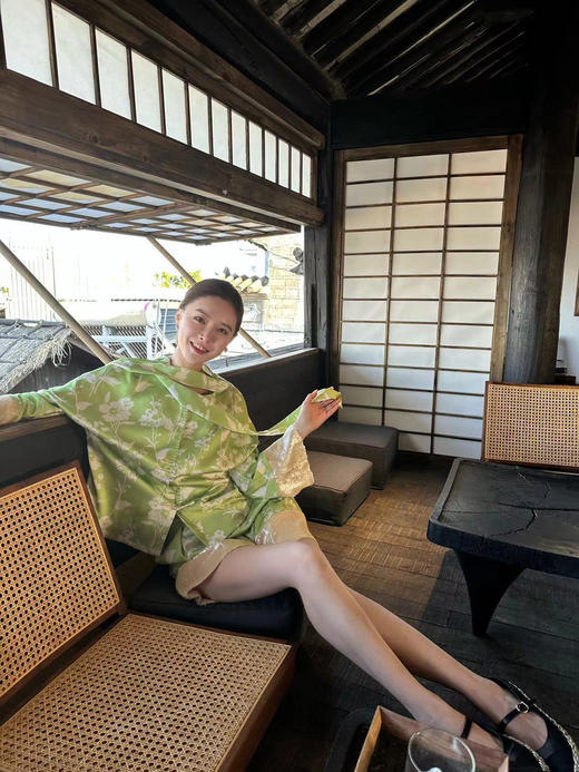 DUO智仙生 春水煎茶 生机绿色印花拼接裸色亮片新中式上衣和短裤 商品图3