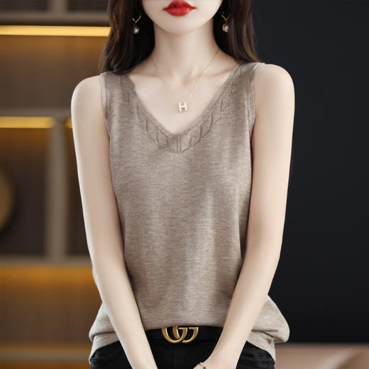 福利款~丁摩羊毛混纺新款女v领短款小众设计修身镂空宽吊带打底针织背心ALQT4-103 商品图5