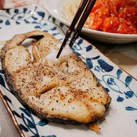 【分销】餐桌上的营养师  大黄鲜森阿拉斯加黑鳕鱼1000g【进口原切】  鱼肉雪白细腻，入口滑嫩（送裙带菜50g*2包，活动限定）