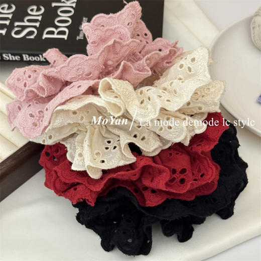 【超显脸小法式复古氛围感发圈】网红刺绣镂空蕾丝大肠发圈，重工刺绣镂空花纹荷叶边头花发饰发绳QQ 商品图2