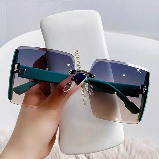 【魅力方框墨镜，女王范十足！】显贵神器，超高人气的网红太阳眼镜，热卖中！女士方框墨镜，无框切边，高级感十足，立刻让你变身时尚潮女！ 商品图3