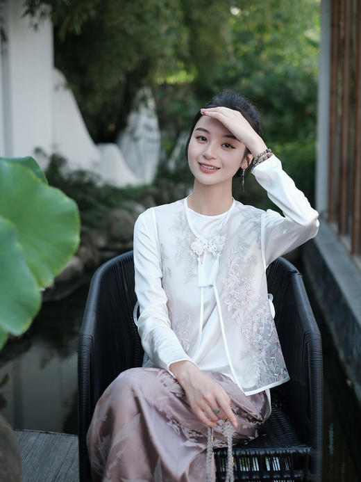 暂不上架|意大利进口蕾丝花扣马甲 商品图1