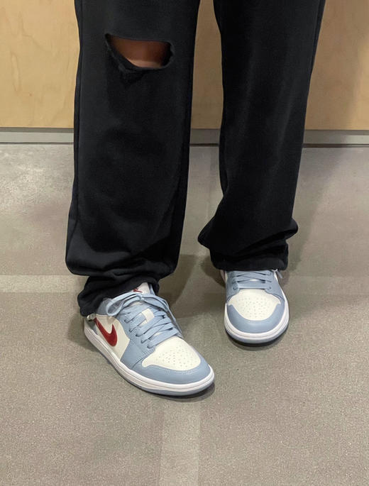 已经忍不住期待夏天了~Air Jordan AJ1 Low减震低帮篮球鞋女款 四季百搭的低帮版型 干净简约小清新配色 一眼就爱上！ 商品图5