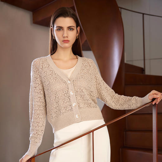 【棉麻V领镂空针织开衫】24年春夏新品女士时尚镂空透气短款针织小外套 商品图1