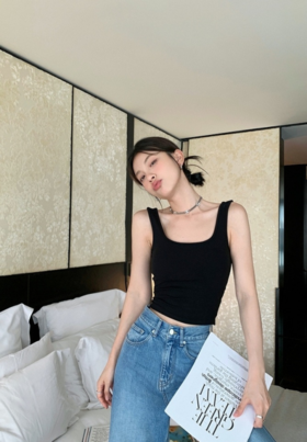 🌿【交叉露背背心】☑自带胸垫，💦一体式内衣背心！☑内里托胸设计！💥不压胸，不下垂！☑方形U领设计，💗显瘦遮副乳