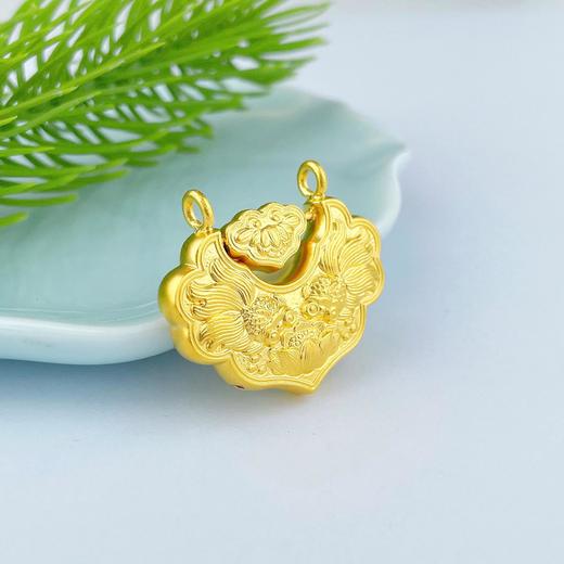 【限时克减150元】足金999 #儿童/宝宝 【錾刻工艺】古法双面连年有余双鱼锦鲤锁包莲花平安如意锁包空心吊坠(YGFDZ00216-3)（预售产品下单后不退款不退货不换货不补差价） 商品图1