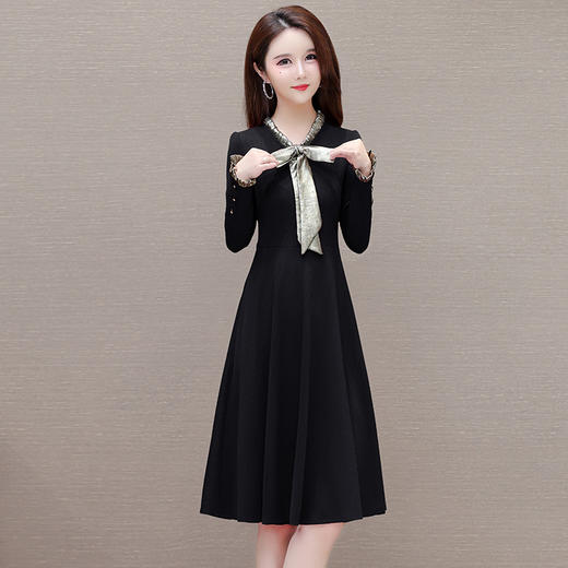 QYMKSY-XQZ24A09-L简约中长款通勤修身时尚连衣裙2024年春款V领长袖洋气内搭打底裙 商品图1