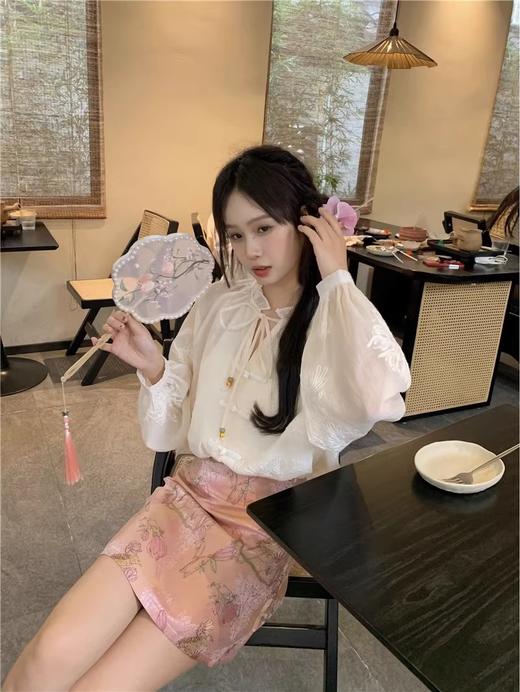 甲辰年新中式国风套装 刺绣防晒衬衫 重工满绣设计 泡泡袖衬衫包臀裙套装 宽松气质甜美七分袖 商品图3
