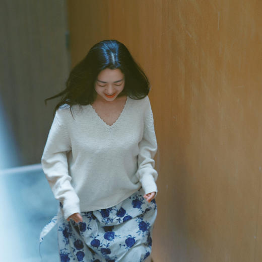 纯在 棉麻钩花V领毛衣 商品图2