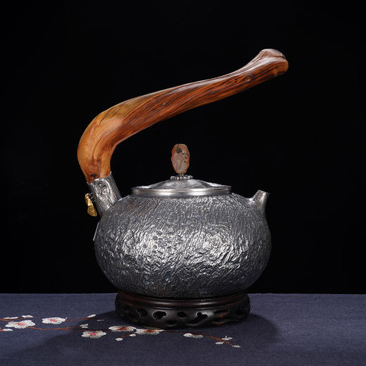 子佩集S999银+崖柏【知足常乐】锤纹提梁壶摆件【TG0013】2403 商品图3