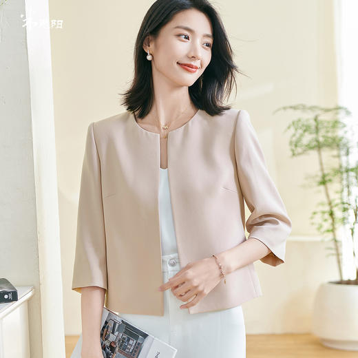 年度百搭王！哑光醋酸麻纱短外套 凉感透气舒适 极简版型藏肉显瘦 随手一穿都有贵气感 米思阳2026春季新款知性百搭纯色短外套宽松圆领开衫醋酸上衣0856 商品图3