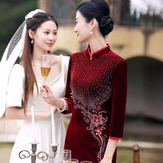 2024春新款礼服裙烫钻钉珠金丝绒琵琶襟旗袍 商品图2