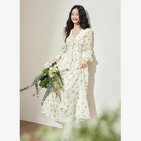 西遇法式收腰V领连衣裙女新款气质碎花氛围感褶皱长袖裙D0540325