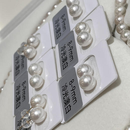 冷光海水澳白 8-9mm 团购 熊猫小点位（罕见） 正圆强光微微瑕的状态 白净质感 上身超有气质 18k镶嵌 商品图0