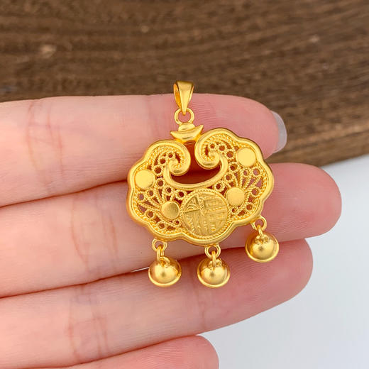 【限时克减150元】足金999.9 古法双面镂空福字铃铛如意福字锁包吊坠网红锁包(ANWZGFDZ00310-2)（预售产品下单后不退款不退货不换货不补差价） 商品图2