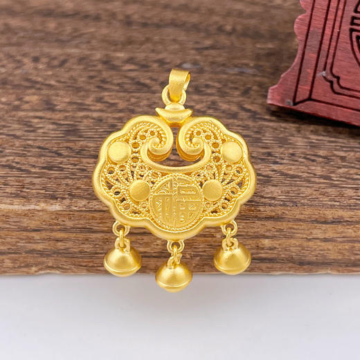 【限时克减150元】足金999.9 古法双面镂空福字铃铛如意福字锁包吊坠网红锁包(ANWZGFDZ00310-4)（预售产品下单后不退款不退货不换货不补差价） 商品图0