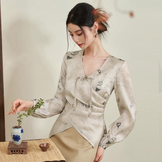 西遇新中式清冷风印花两件套2024新款V领收腰衬衫A摆半身裙V0040959 商品图3