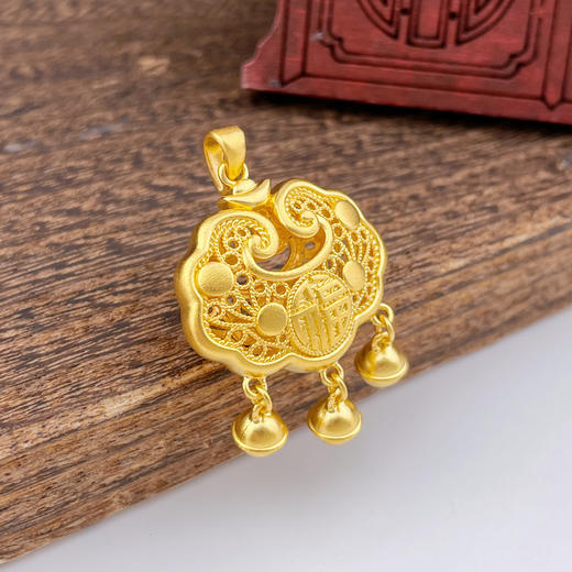 【限时克减150元】足金999.9 古法双面镂空福字铃铛如意福字锁包吊坠网红锁包(ANWZGFDZ00310-2)（预售产品下单后不退款不退货不换货不补差价） 商品图1